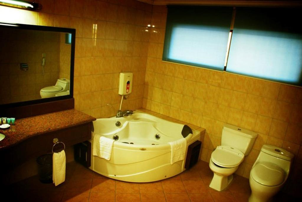 Grand Regal Hotel Bacolod Phòng bức ảnh
